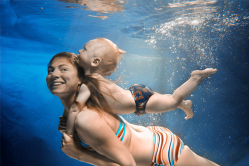 los beneficios natación para bebes